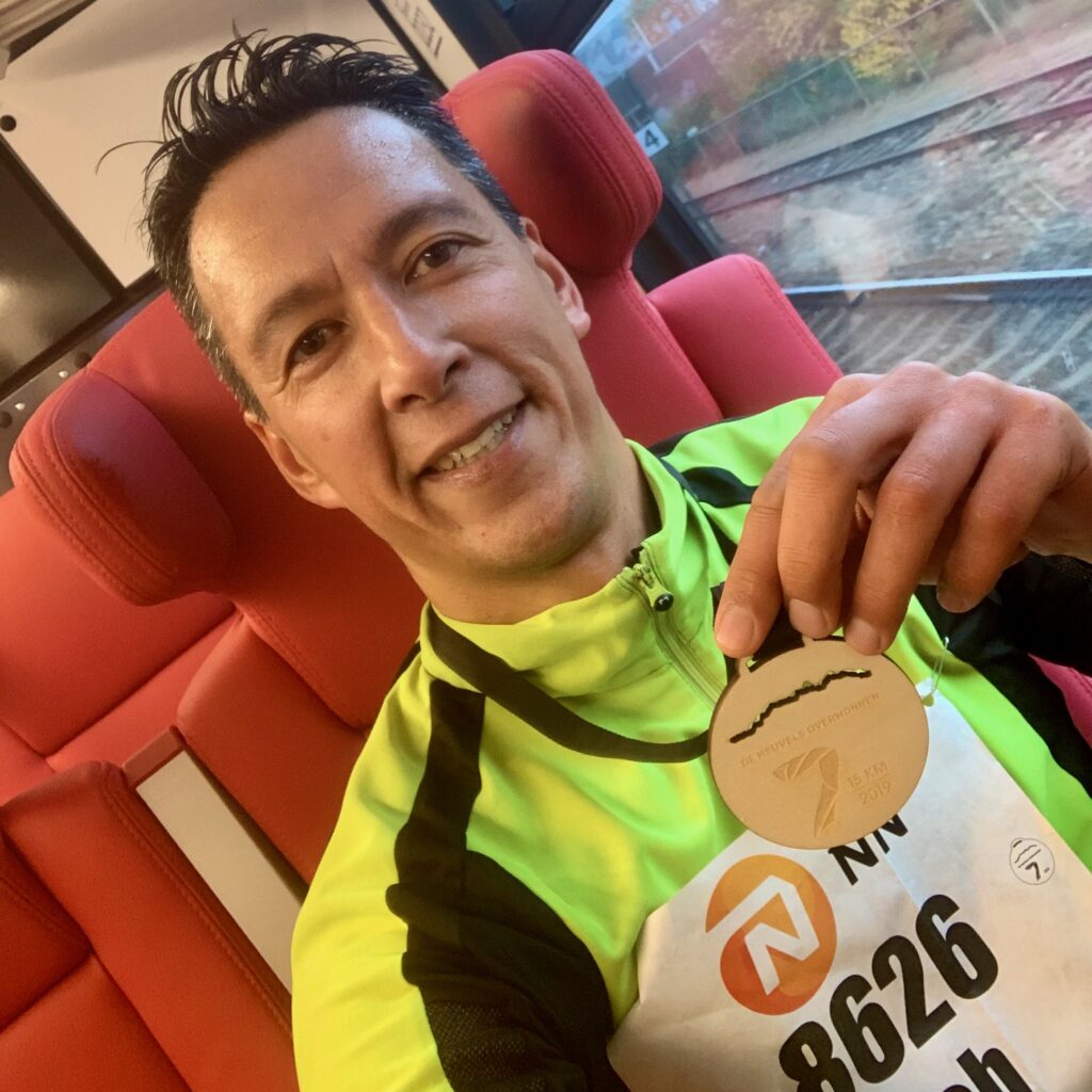 Bob toont na de wedstrijd medaille Zevenheuvelenloop 2019